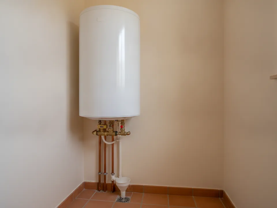 Chauffe-eau neuf dans un cellier